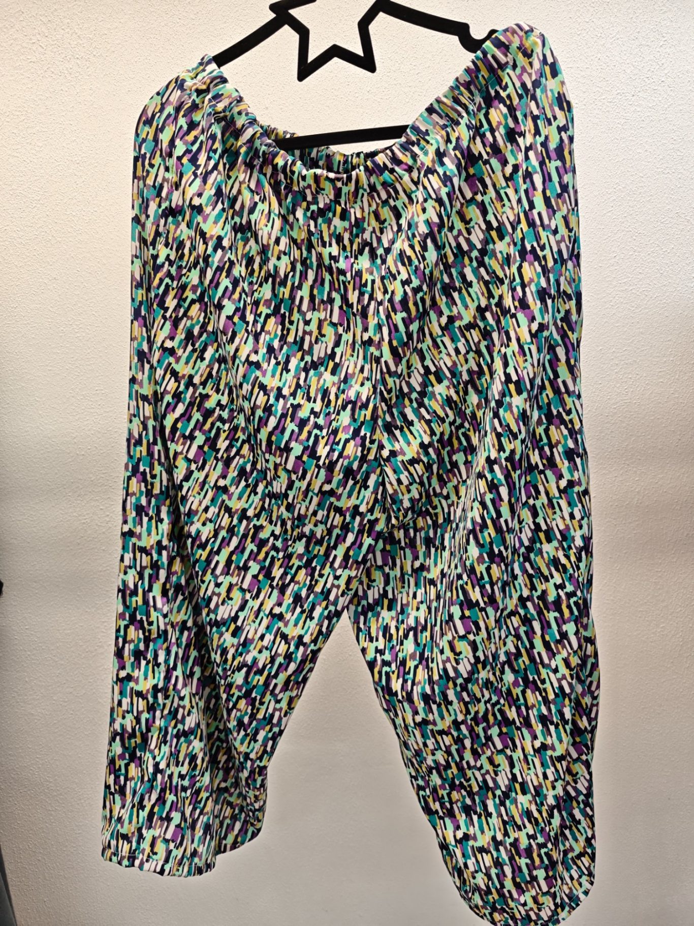 Hose mit lässigem Schnitt Bunte, lässige Hose.